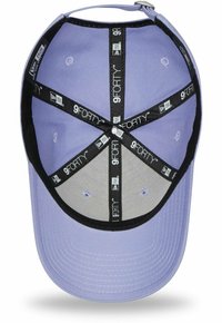 Cappello 9FORTY viola con forma strutturata, fodera in rete e nastro interno con marchio, arricchito da dettagli neri. Presenza di fori di ventilazione.