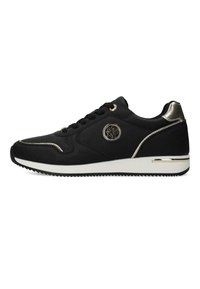 Sneaker textile noir avec accents métalliques dorés, présentant une tige texturée, un bout rond, un laçage et une semelle en caoutchouc blanche.