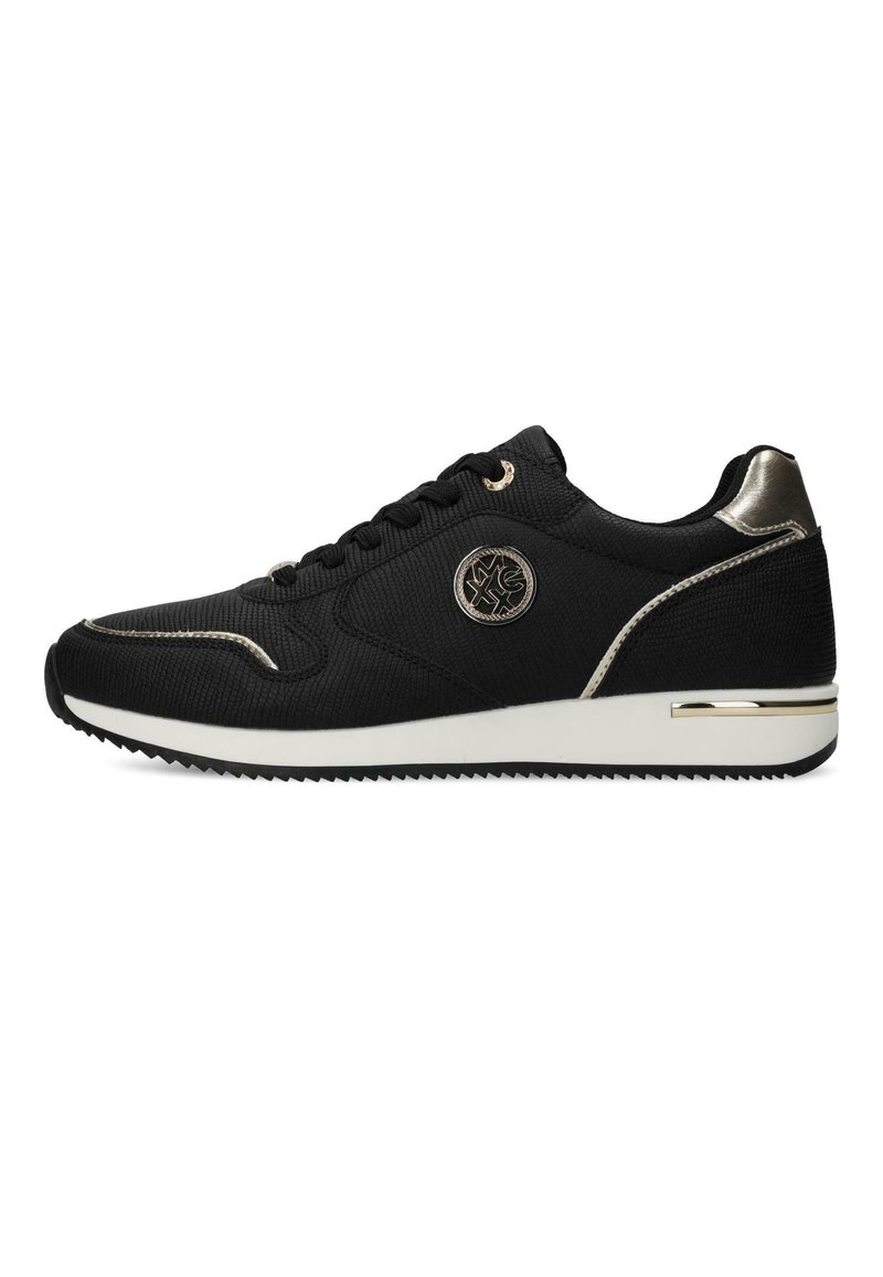 Sneaker textile noir avec accents métalliques dorés, présentant une tige texturée, un bout rond, un laçage et une semelle en caoutchouc blanche.
