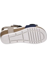 Sandale multicolore avec une semelle en liège, semelle en caoutchouc blanche avec un crantage, et des sangles réglables en gris et bleu marine.
