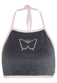 Top halter gris con acentos en rosa claro; presenta un diseño de mariposa hecho de rhinestones claros; tejido suave con una textura lisa.