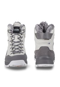 Zimowe buty hikingowe w szarym i białym zamszu, z grubymi szarymi sznurówkami, wyściełanym kołnierzem wokół kostki i miękkim szarym futrem w środku. Widok z przodu i z tyłu.