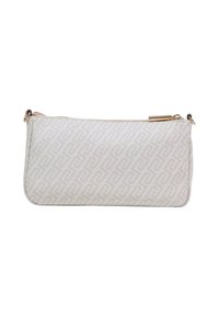 Borsa clutch in tessuto beige chiaro strutturato con un motivo geometrico ripetuto. Presenta una cerniera color oro e bordi arrotondati.