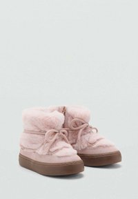 Różowe botki na kostkę wyłożone futerkiem, o miękkiej teksturze, z sznurowanym zapięciem i brązową gumową podeszwą. Wyróżnia je zamek błyskawiczny.