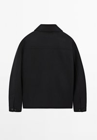 Sort jakke med krave, lange ærmer og knappede manchetter, lavet af et glat, struktureret stof. Bagfra set med minimal detaljering.