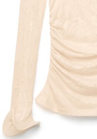 Béžové priliehavé tričko s dlhým rukávom s nariaseným detailom po stranách a mierne pokrčenou textúrou tkaniny.