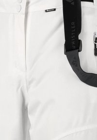 Witte technische broek met drukknoopsluitingen, een verstelbare zwarte band met logo en een ritssluitingzak aan de rechterkant.