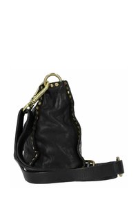 Borsa in pelle nera con una texture morbida, forma curvata e accessori in ottone. Caratterizzata da cuciture decorative e una tracolla regolabile.