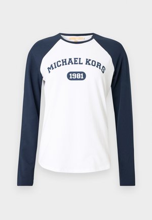 Langærmet T-shirt i hvid med marineblå raglanærmer. Har "MICHAEL KORS" og "1981" trykt i marineblåt på fronten. Bomuldsblanding.