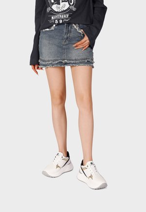 Queen Helena, X35-23 - Sneakers basse - bianco