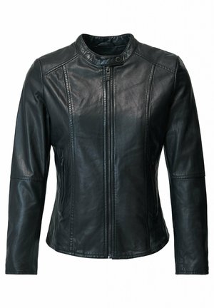 Chaqueta de cuero negra con cuello alzado, cremallera frontal, bolsillos laterales y costuras cosidas para un aspecto ajustado. Textura suave y diseño elegante.