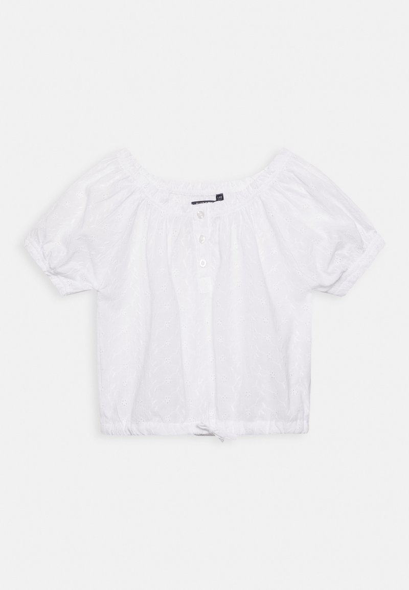 Blouse blanche à manches courtes avec encolure élastique décolleté épaules, trois boutons sur le devant, broderie florale discrète et ourlet froncé.