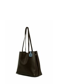 Geantă tote maro, confecționată din material sintetic smooth. Prezintă mânere lungi și un eticheta albastră cu numele mărcii. Design simplu și structurat.