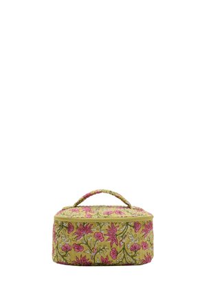 Rechteckige Stofftasche mit Henkel, bedeckt mit gelbem und rosafarbenem Blumenmuster, vor schlichtem weißen Hintergrund.