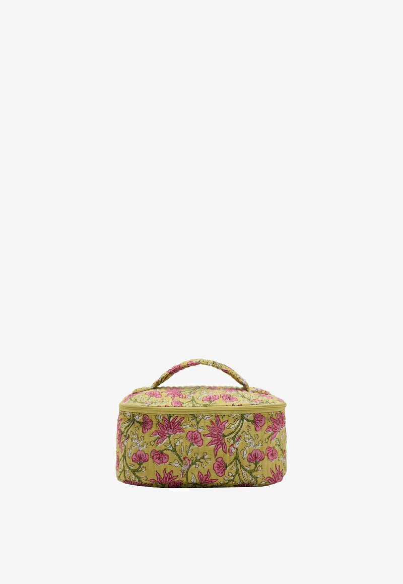 Sac en tissu rectangulaire avec poignée, recouvert d’un imprimé floral jaune et rose, posé sur un fond blanc uni.