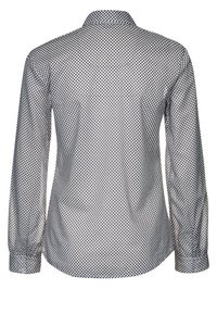 Camicia a maniche lunghe con motivo in bianco e nero, dotata di colletto. Il tessuto è liscio e presenta una stampa geometrica con piccole forme a diamante.