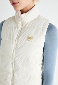 GAP LOGO PUFFER VEST - Liemenė - ivory frost