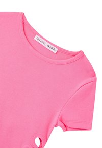 Top corto a maniche corte di colore rosa con motivo a coste, caratterizzato da un collo rotondo e da esclusivi ritagli circolari sulle maniche. Etichetta visibile con dettagli sulla marca e sulla taglia.