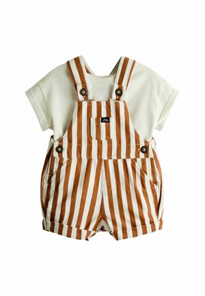 Korte mouwen crème T-shirt gecombineerd met een korte tuinbroek met verticale bruine en witte strepen, met knopen en een voorzak.