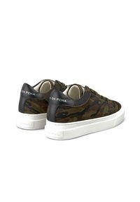 Sneaker con motivo camouflage, superiore in tessuto testurizzato, dettagli in pelle nera e suola in gomma bianca. Presenta chiusura con lacci e marchio sul tallone.
