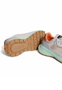 Zapatillas deportivas gris claro con suelas verde menta, acentos naranjas y suelas de goma texturizada. Presenta el logo en la lengüeta y el talón.