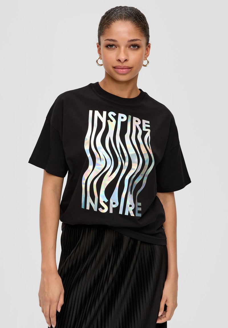 QS MIT HOLOGRAFISCHEM PRINT - T-shirt imprimé - schwarz