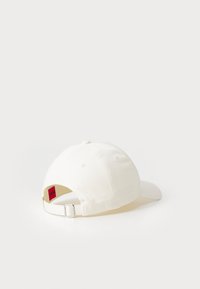 Weißes Baumwoll-Baseballcap mit gebogenem Schirm, verstellbarem Riemen und einem roten Etikett auf der Rückseite. Mit Stickereien auf der Krone.