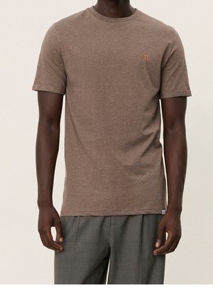 Brun bomulds T-shirt med rund halsudskæring, korte ærmer og et lille orange logo på brystet. Bæres med grå mønstrede bukser.