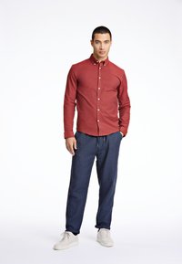 Lindbergh OXFORD SUPERFLEX - Camisa - dark red