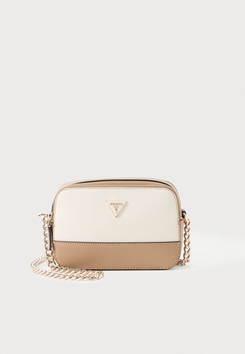 Borsa a tracolla in materiale sintetico crema e beige, con tracolla a catena color oro, hardware con logo triangolare, chiusura a zip, forma rettangolare.