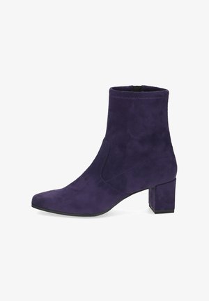 Bottine en suède violet avec un bout carré et un talon bloc. Présente une texture lisse et un design minimaliste, sans embellissements ni motifs.