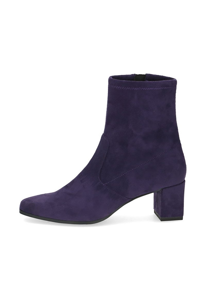 Bottine en suède violet avec un bout carré et un talon bloc. Présente une texture lisse et un design minimaliste, sans embellissements ni motifs.