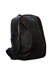 Sac à dos noir en cuir texturé avec un motif géométrique sur un côté, comportant une poche zippée à l'avant et des bretelles ajustables.