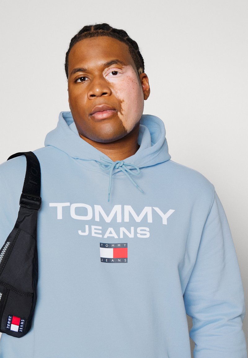 Tommy Jeans Plus ENTRY HOODIE - Sweatshirt - pearly blue/bleu clair -  ZALANDO.FR