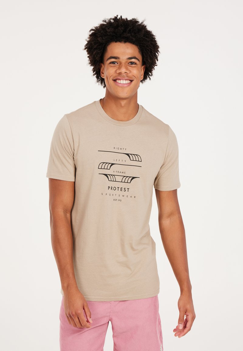 Camiseta de tirantes corta beige con texto gráfico en negro y líneas en la parte frontal, hecha de una mezcla de algodón. Adecuada para uso casual.