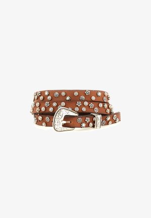 Cintura in pelle marrone con borchie floreali in argento e fibbia decorativa con incisioni intricate. Misura tre anelli con lunghezza regolabile.