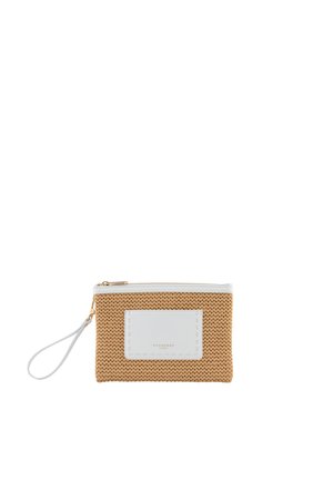 Petit clutch tressé couleur camel avec garniture en cuir blanc, lanière de poignet, patch rectangulaire et fermeture éclair supérieure.