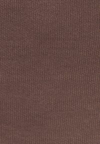 Brauner Strickstoff mit einer engen Textur und feinem Rippmuster, das eine glatte und gleichmäßige Erscheinung desMaterials bietet.