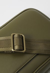 Diesel HOLI CAMERA BAG UNISEX - Borsa a tracolla - dark olive