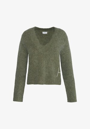 Olivgrön, v-ringad tröja med långa ärmar. Tillverkad av mjukt, strukturerat material med en broderad detalj på vänster framsida.