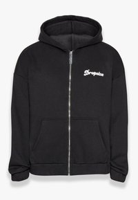 Sort zip-up hættetrøje lavet af blødt stof, med foret hætte, frontlommer og ordet "Dropsize" i hvid kursiv på brystet.
