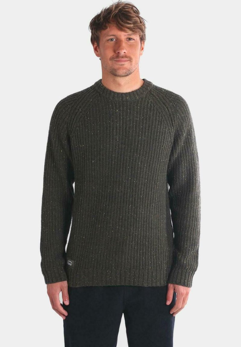 Suéter de punto verde oscuro con canalé vertical, cuello redondo y mangas largas. Presenta sutiles motas y un pequeño logo en el dobladillo.