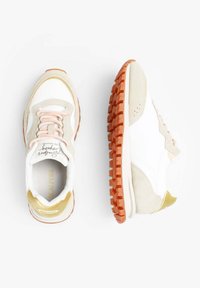 Zapatillas deportivas con parte superior sintética en blanco y beige, suela de goma naranja, cordones rosas y detalles dorados. Cuentan con un cuello acolchado y perforaciones.