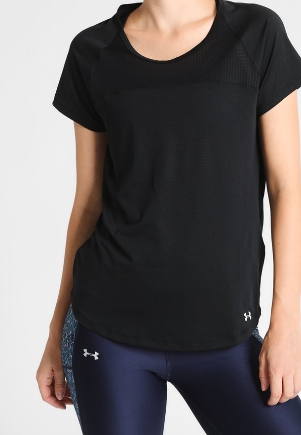 Svart idrottströja med korta ärmar, rund halsringning och ett texturerat övre panel. Bar tillsammans med marinblå leggings med en logotypdetalj.