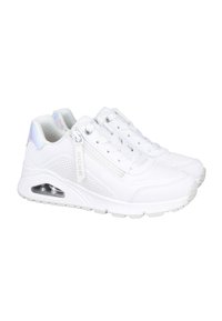 Zapatillas deportivas blancas con parte superior sintética texturizada, detalles perforados, collar acolchado y una ventilación en la suela para mayor comodidad.
