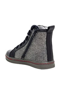 Sneaker alte con dettagli in pelle blu navale e parte superiore in tessuto argento a macchie. Chiusura con zip laterale e suola rossa con borchie.