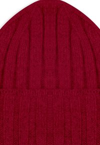 Primo piano di un cappello beanie a costine di un rosso intenso, con cuciture testurizzate verticali e orizzontali.