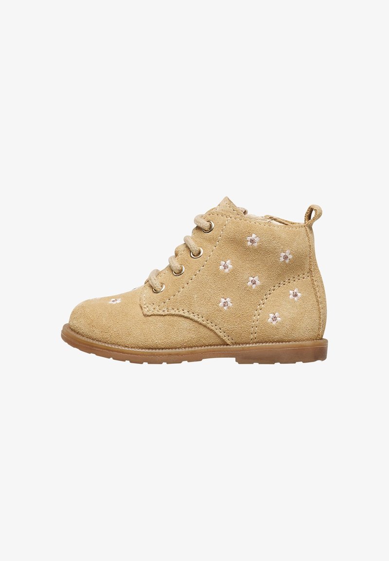 Botas de tobillo de ante marrón con bordado floral, cordones en la parte delantera, punta redondeada y suela de goma duradera. Con un cuello acolchado corto para mayor soporte.