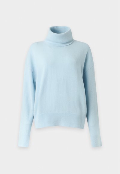 Pull à col roulé tricoté bleu clair avec manches longues et poignets et ourlet côtelés, présenté sur un fond clair uni.