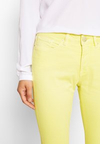 OPUS Vaqueros pitillo - light yellow